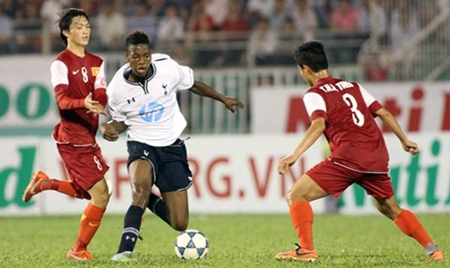 U19 Tottenham (áo trắng) quá mạnh so với U19 Việt Nam.